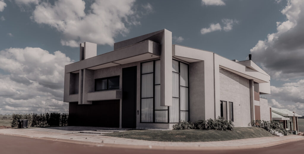 Fachada da Residência Prisma com revestimentos claros e esquadrias Laguna em perfis escuros