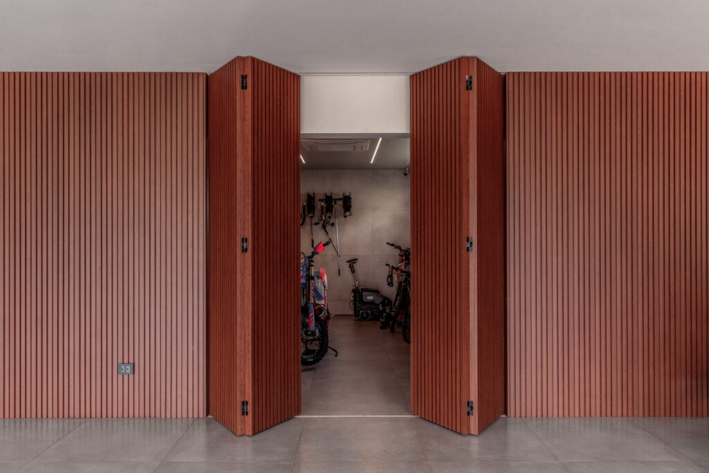 Portas Laguna em madeira ripada integradas ao painel na Residência Lumina